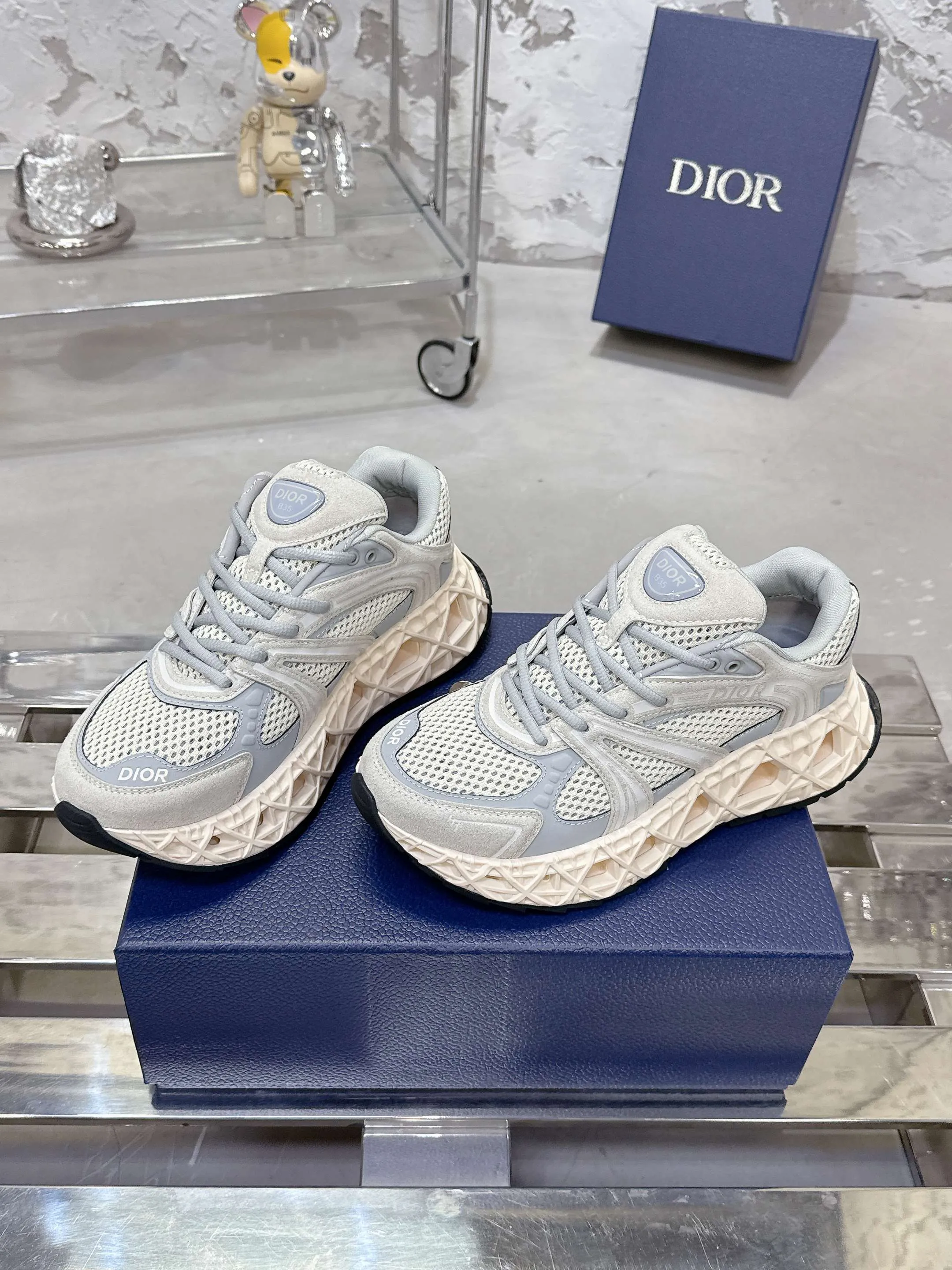 Factory price 780💰 Top version! ! ! Dior (B35) DIOR spring and summer men's wear show, the show was held at the Valle de Grasse School in Paris. Kim Jones drew inspiration from the works of South African artist Hylton Nel. The details of the shoes, clog soles and tribal elements, cleverly blended luxury craftsmanship and practicality, with fresh childishness and bright temperament, creating a new season hot spot. Dior KAWA Dior co-branded casual sports shoes reinterpret running shoes with Dior's high-end style. B35 is made of fine-textured leather and mesh fabric materials. It can be worn in all seasons, is comfortable and breathable, and has multiple lines on the shoe body to outline details. It has a full retro three-dimensional feel and can create a casual look all year round! Fabric: Cowhide/customized cloth material Lining: Imported breathable mesh Outsole: Original molded outsole Size: 39-46 (customized at 45.46)